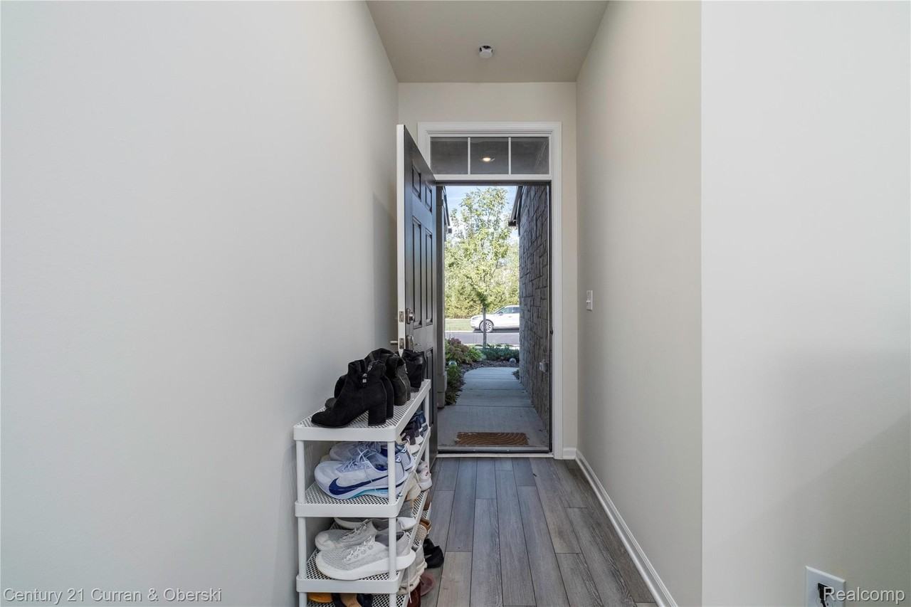 2090 Addison Cir - Photo 2 of 32