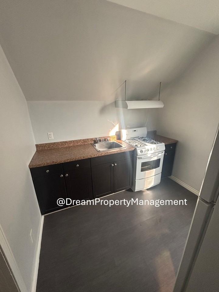 330 Vidal St S Uppr #B - Photo 2 of 13