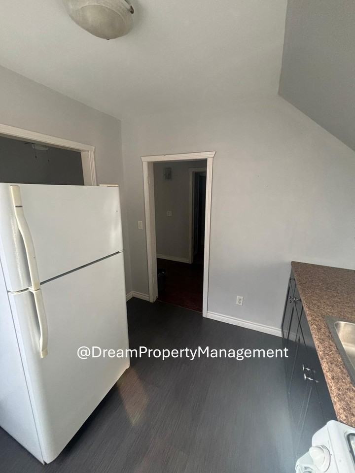 330 Vidal St S Uppr #B - Photo 3 of 13