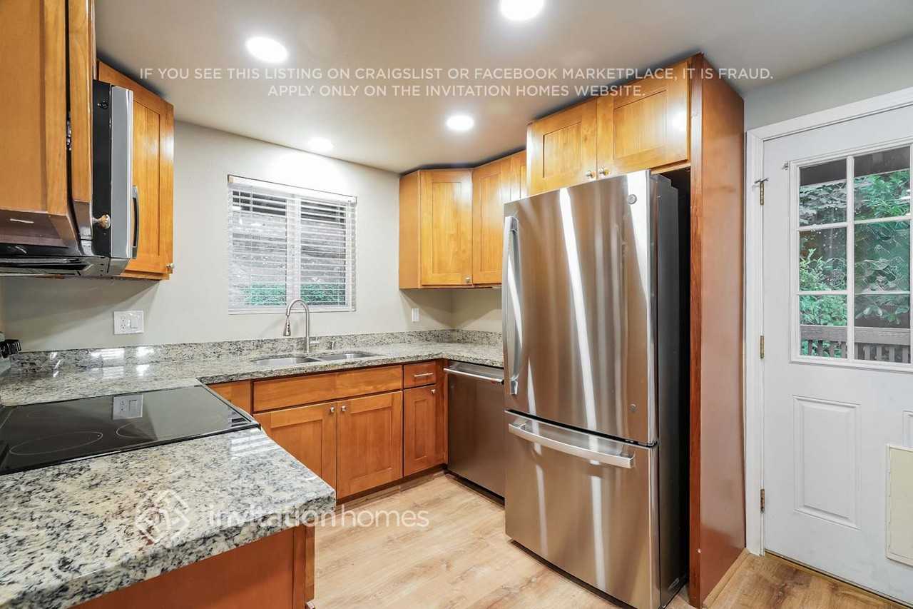 23042 16th Ave S - Photo 7 of 18