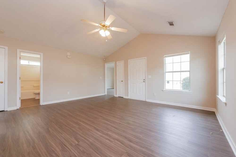 521 Lakecourt Dr - Photo 4 of 21