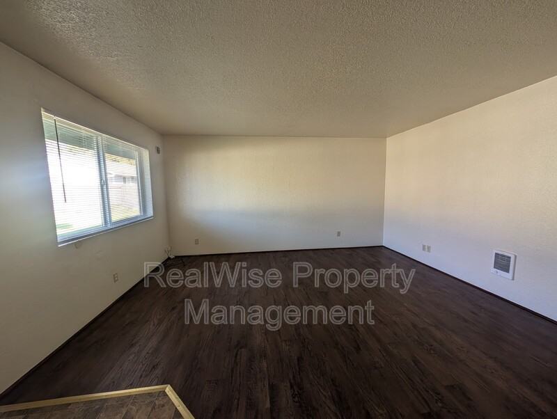 409 W First Ave - Photo 3 of 13