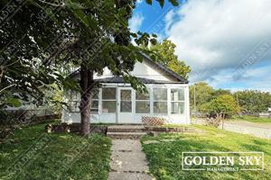 featured image of 806 W 7th St