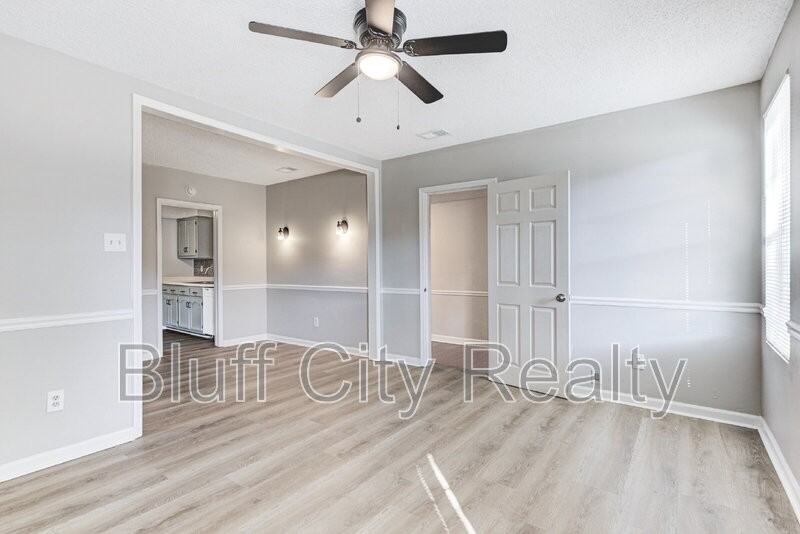 819 Watson St - Photo 3 of 18