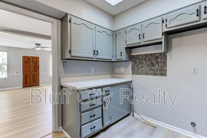 819 Watson St - Photo 5 of 18