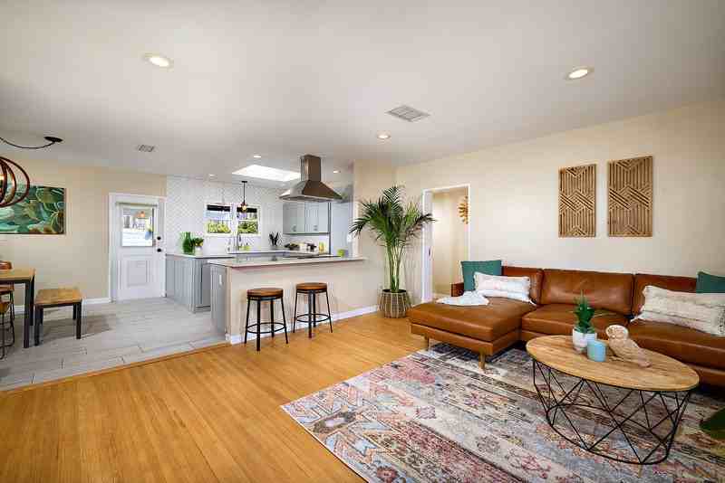 2136 Foothill Dr - Photo 3 of 28