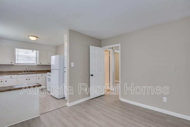 323A Verdery Dr - Photo 4 of 17