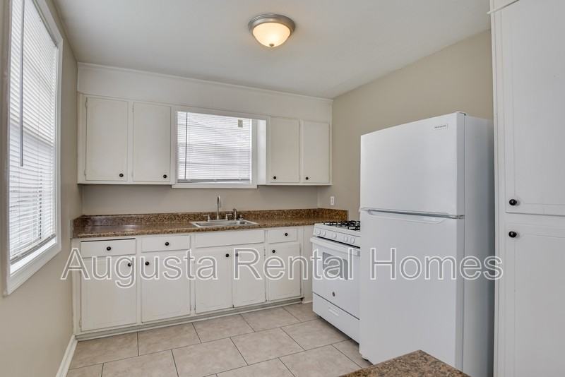 323A Verdery Dr - Photo 7 of 17