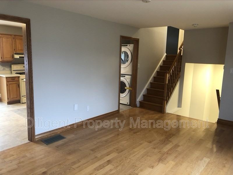 905 Central Park Blvd N - Photo 3 of 34