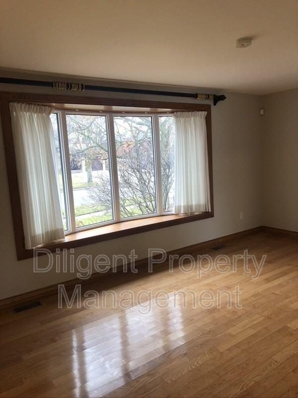 905 Central Park Blvd N - Photo 4 of 34