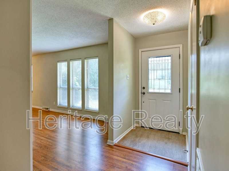402 Harrow Rd - Photo 4 of 29