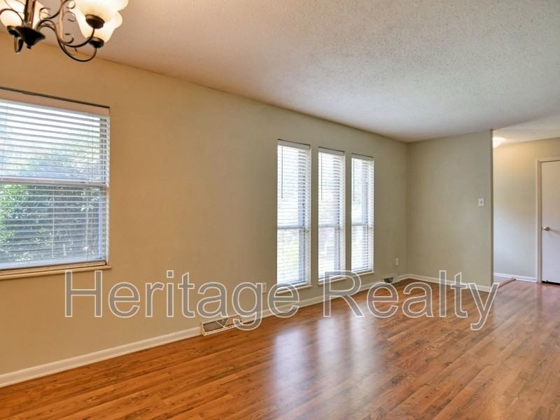 402 Harrow Rd - Photo 7 of 29