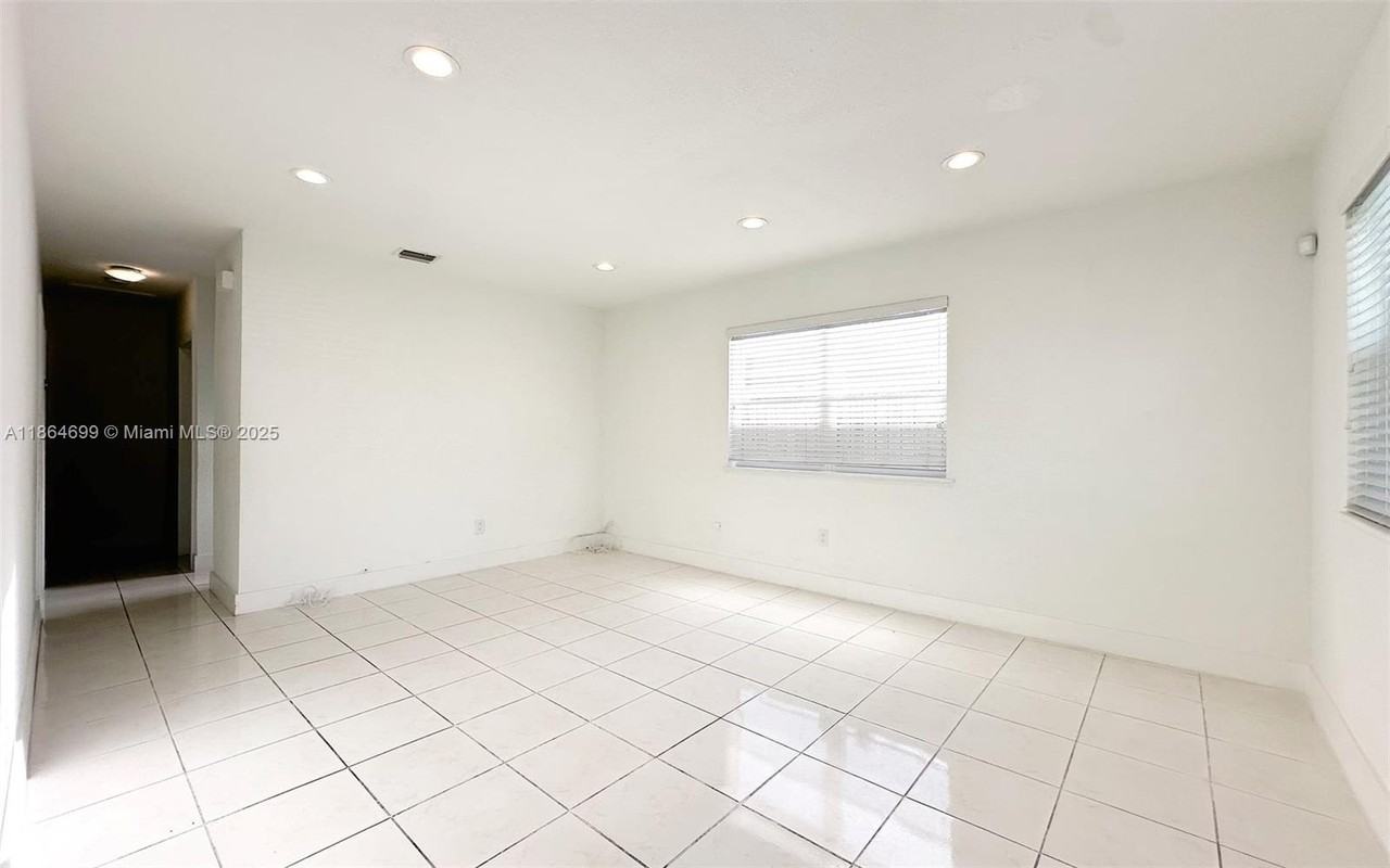 7221 Southwest 34th Street Road - Photo 2 of 15