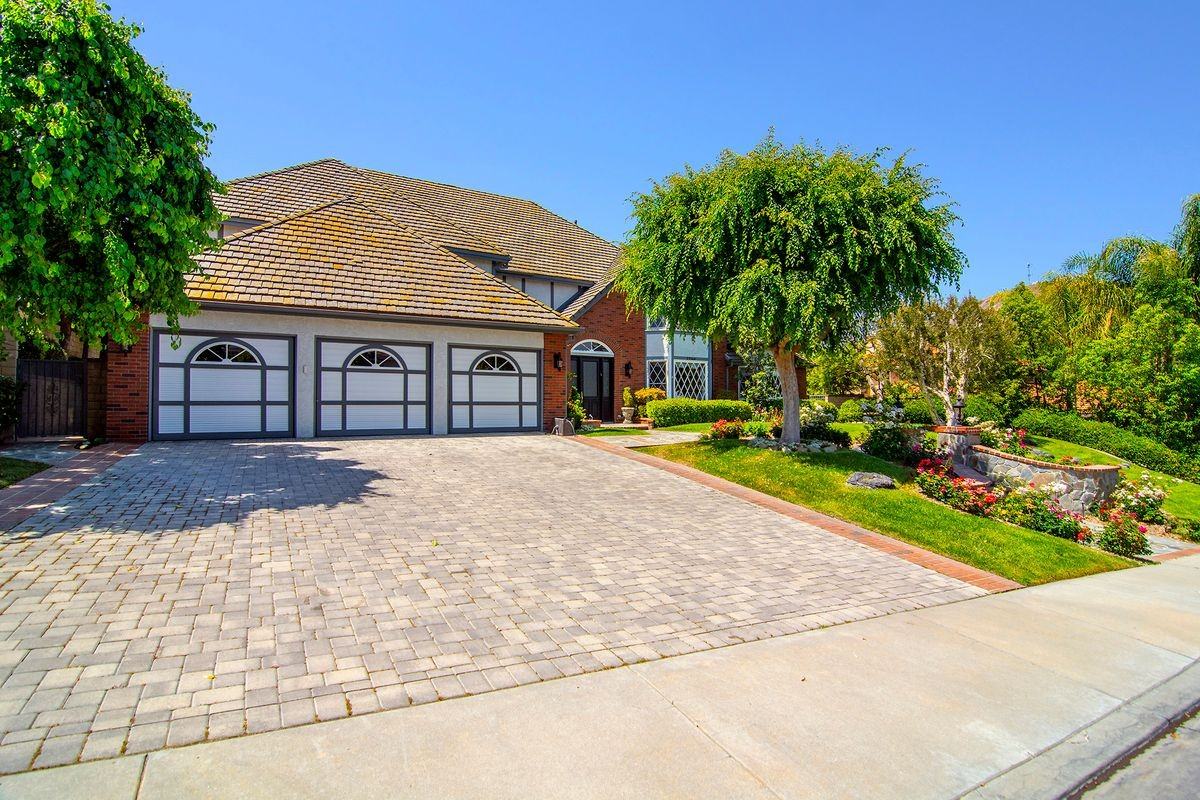 29360 Castlehill Dr - Photo 2 of 27