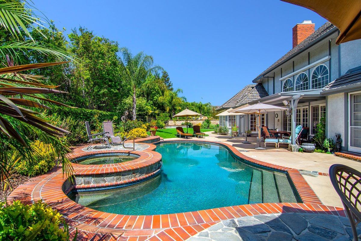 29360 Castlehill Dr - Photo 3 of 27