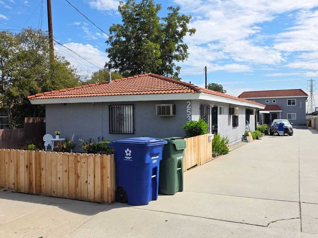 2534 Falling Leaf Ave ##B - Photo 2 of 12