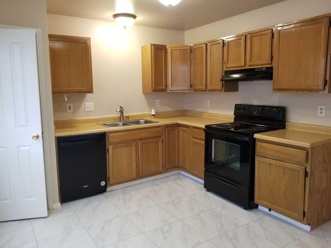 980 Charles Dr Ne - Photo 4 of 13