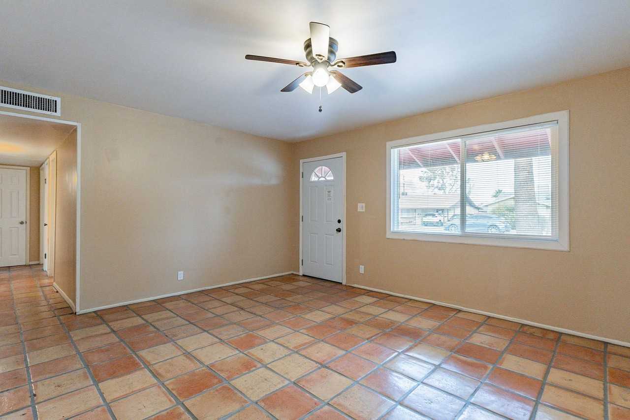 1025 W 12th Pl - Photo 5 of 49