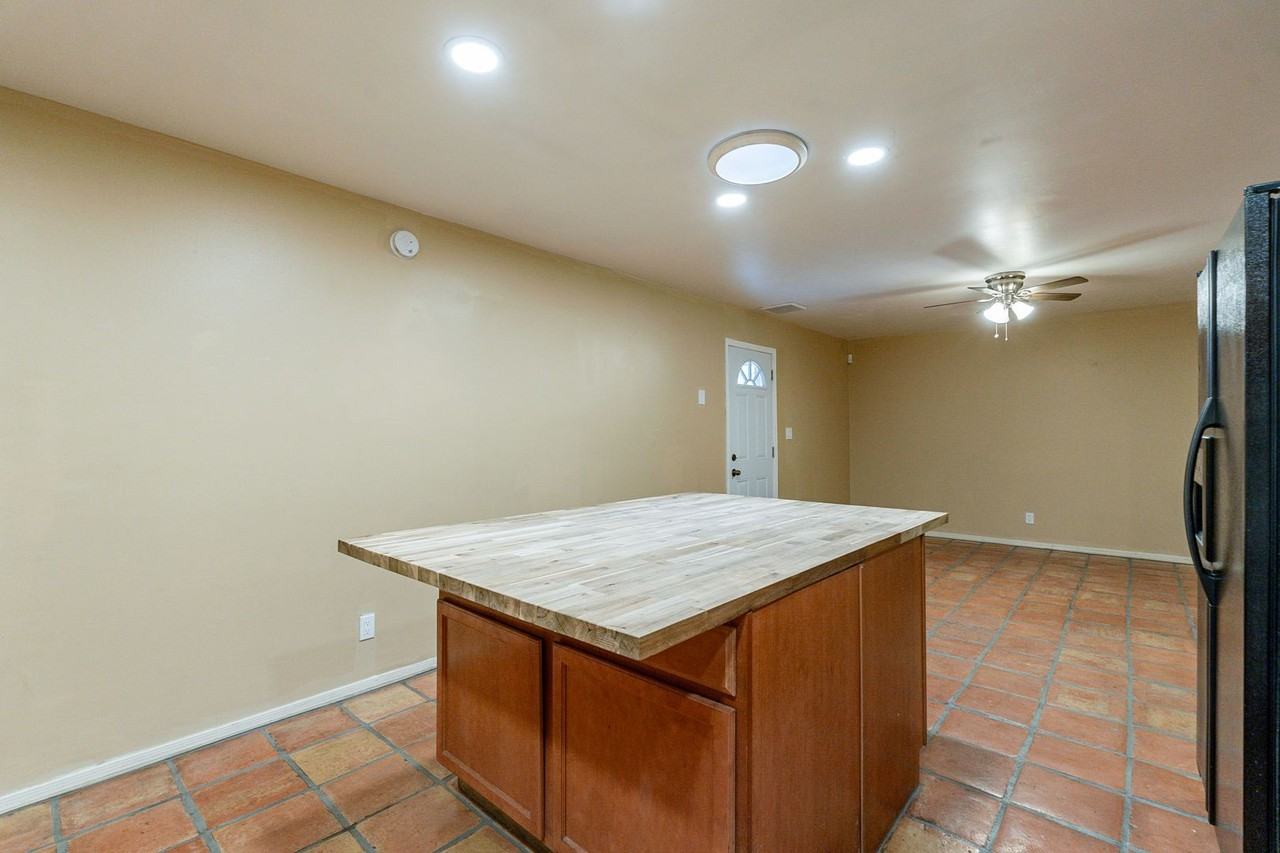 1025 W 12th Pl - Photo 7 of 49