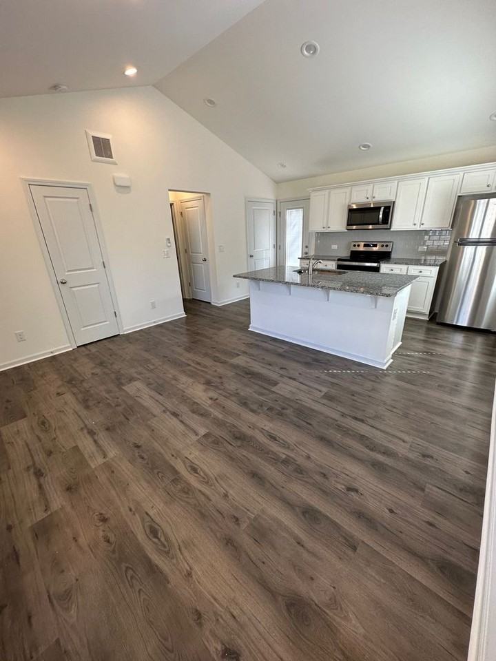 3214 Capitol Dr - Photo 2 of 7