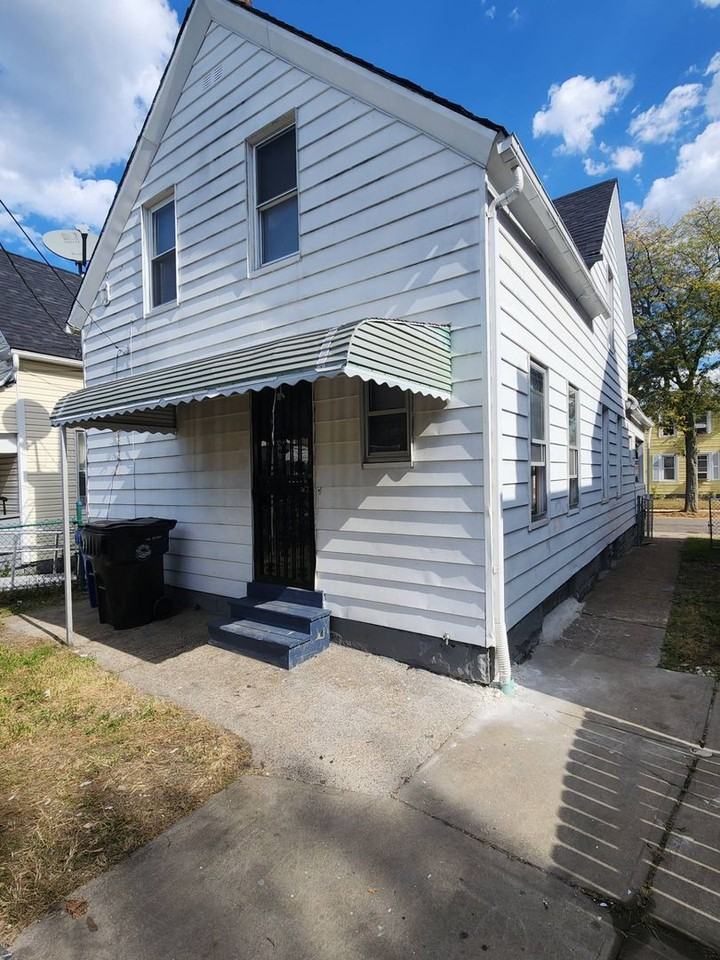 1016 E 72nd St - Photo 2 of 33