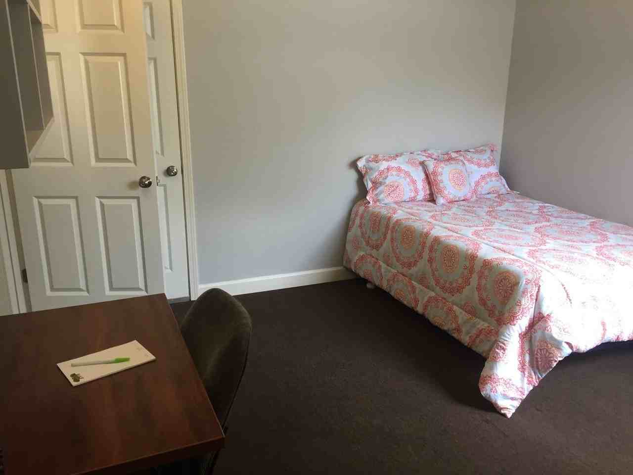 512 E Stoughton St - Photo 7 of 9