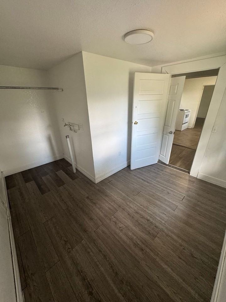 121 W 6th St - Photo 4 of 8