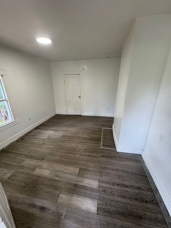 121 W 6th St - Photo 6 of 8