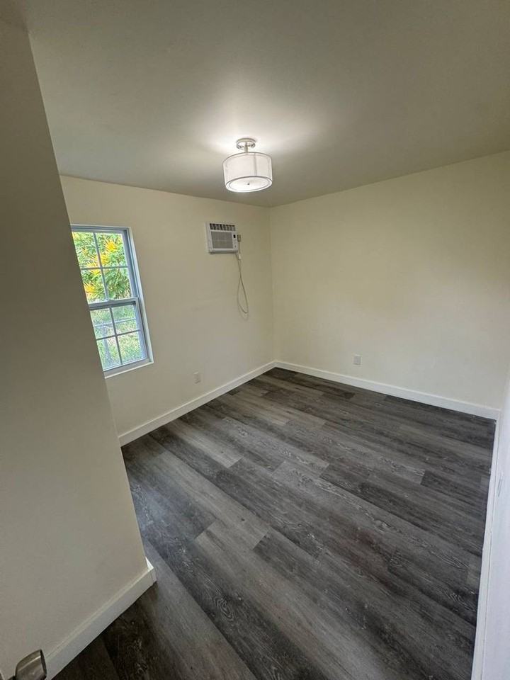 2837 Vermont Ave - Photo 4 of 5