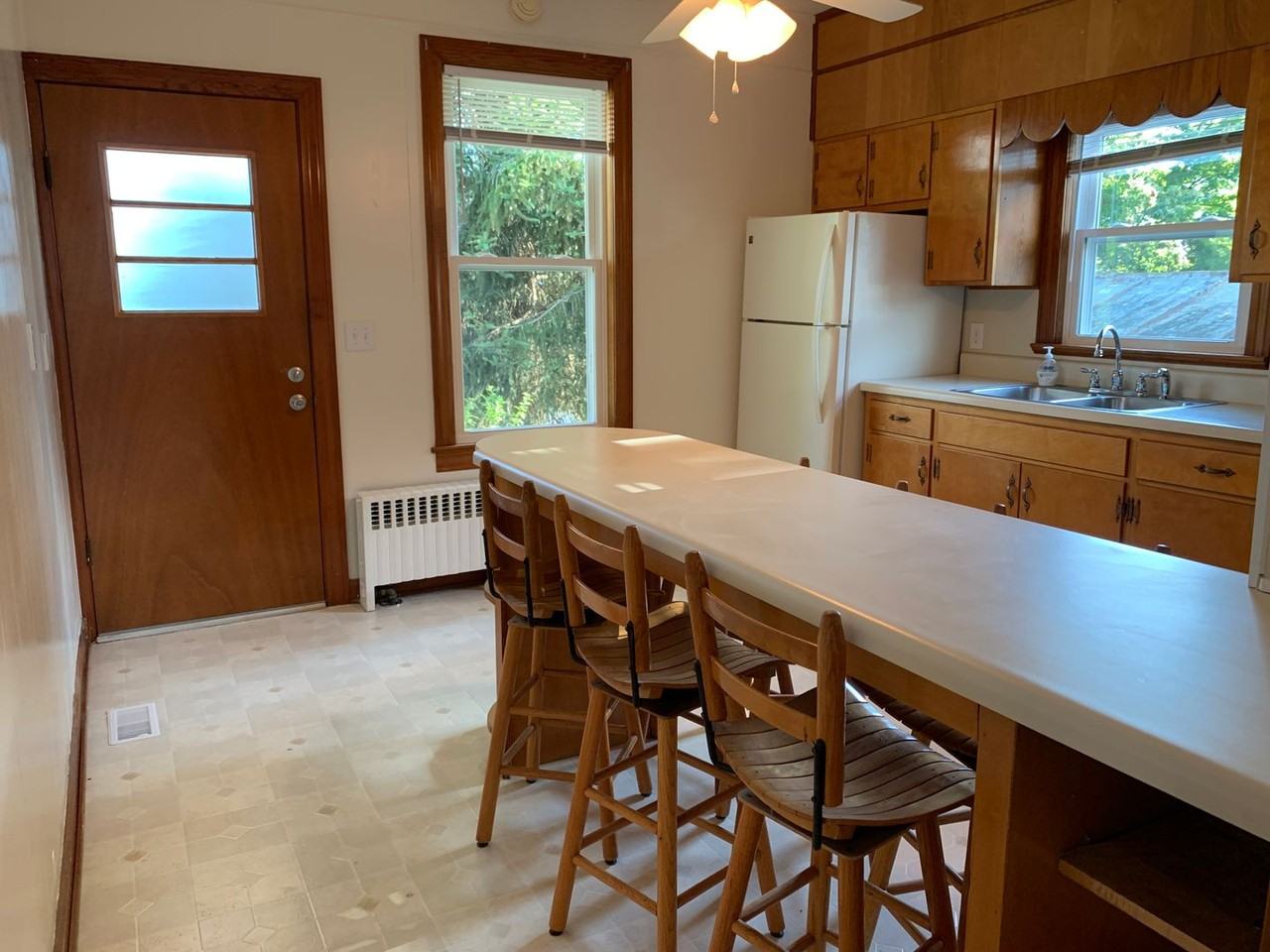 905 Gilbert St - Photo 2 of 35