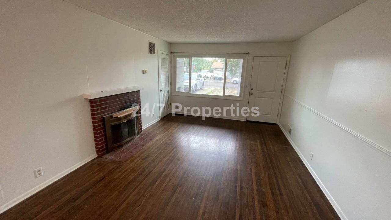 700 Riverdale Dr - Photo 3 of 19