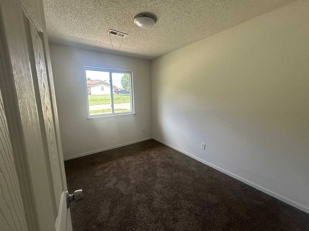 2104 Se Turnpike Ave - Photo 2 of 6