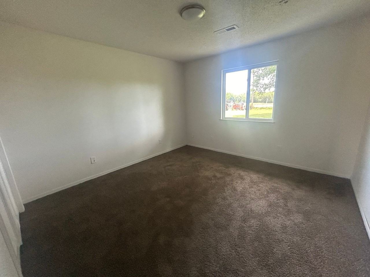 2104 Se Turnpike Ave - Photo 3 of 6