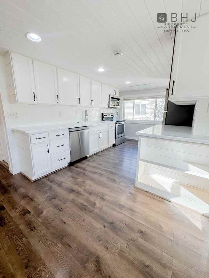 931 Burton St - Photo 5 of 44