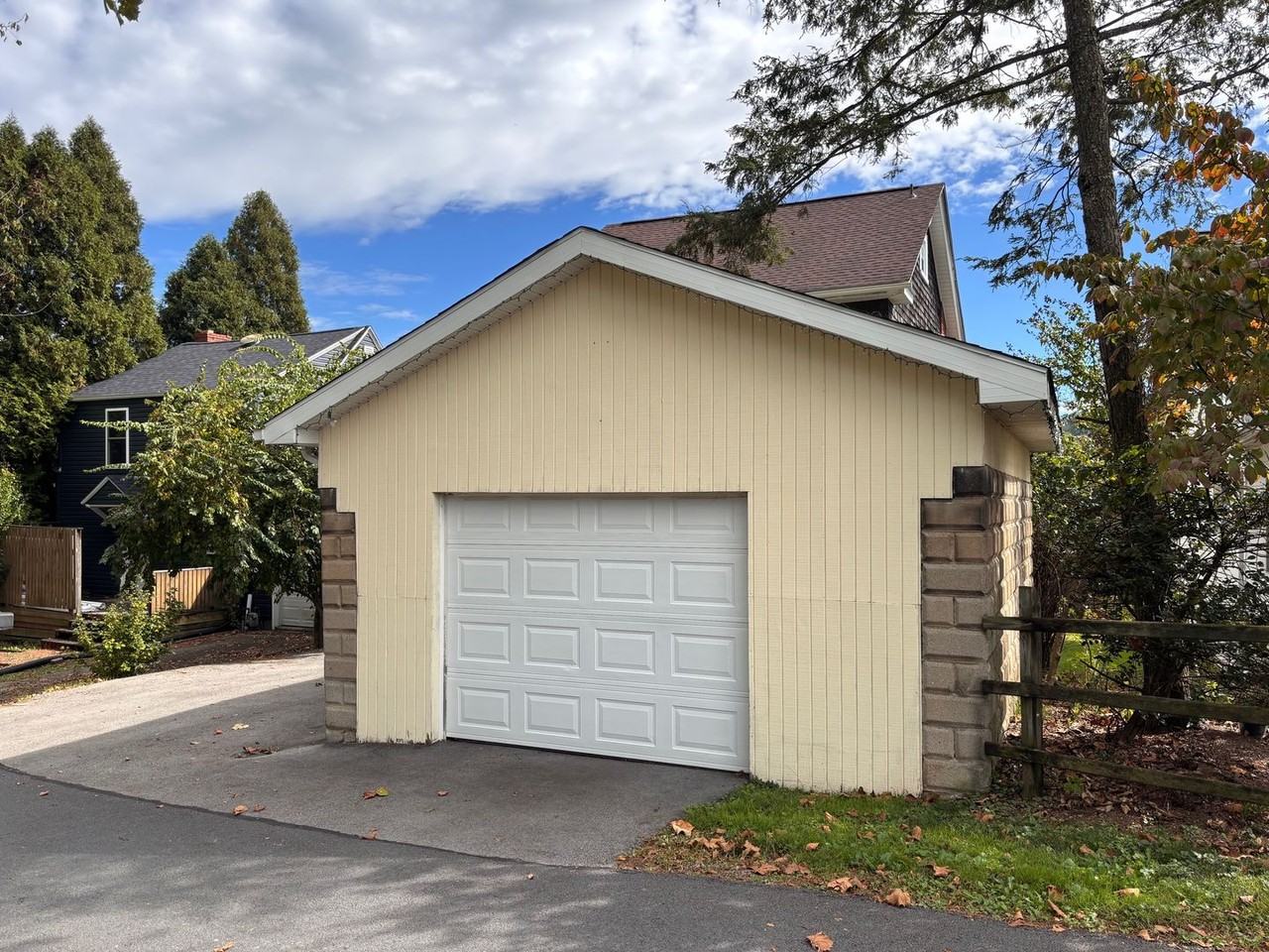 657 Stewart St - Photo 3 of 20