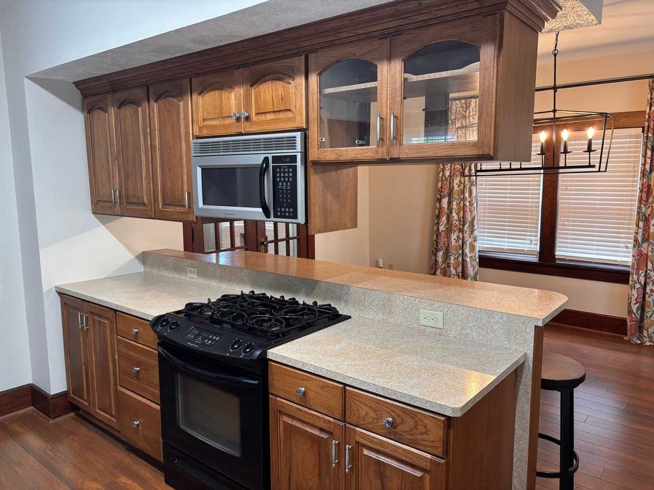 657 Stewart St - Photo 5 of 20