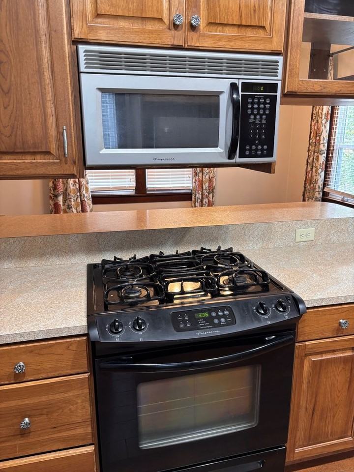 657 Stewart St - Photo 6 of 20