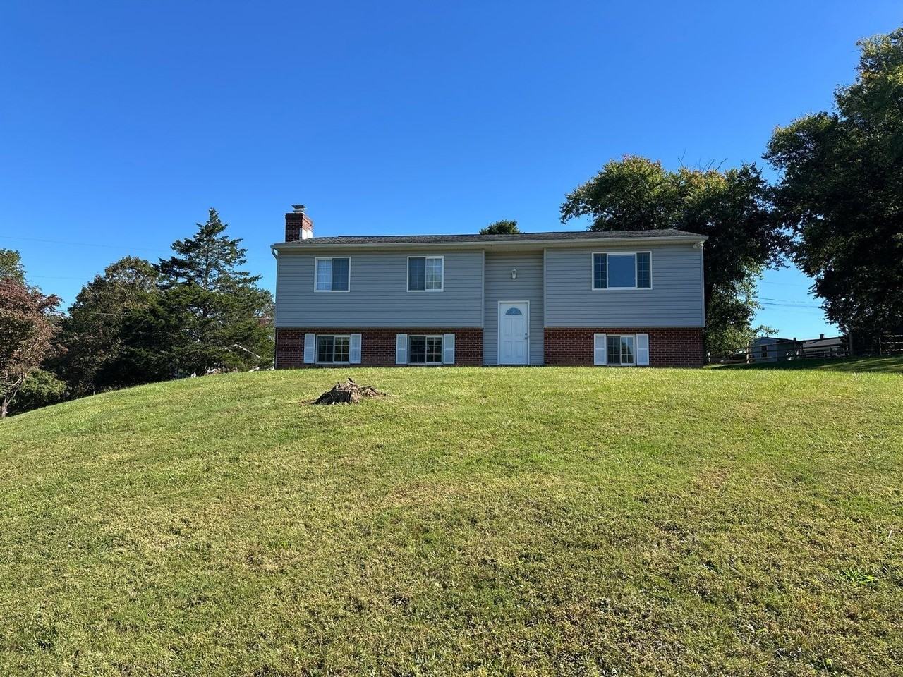 3905 Eaton Dr - Photo 2 of 29