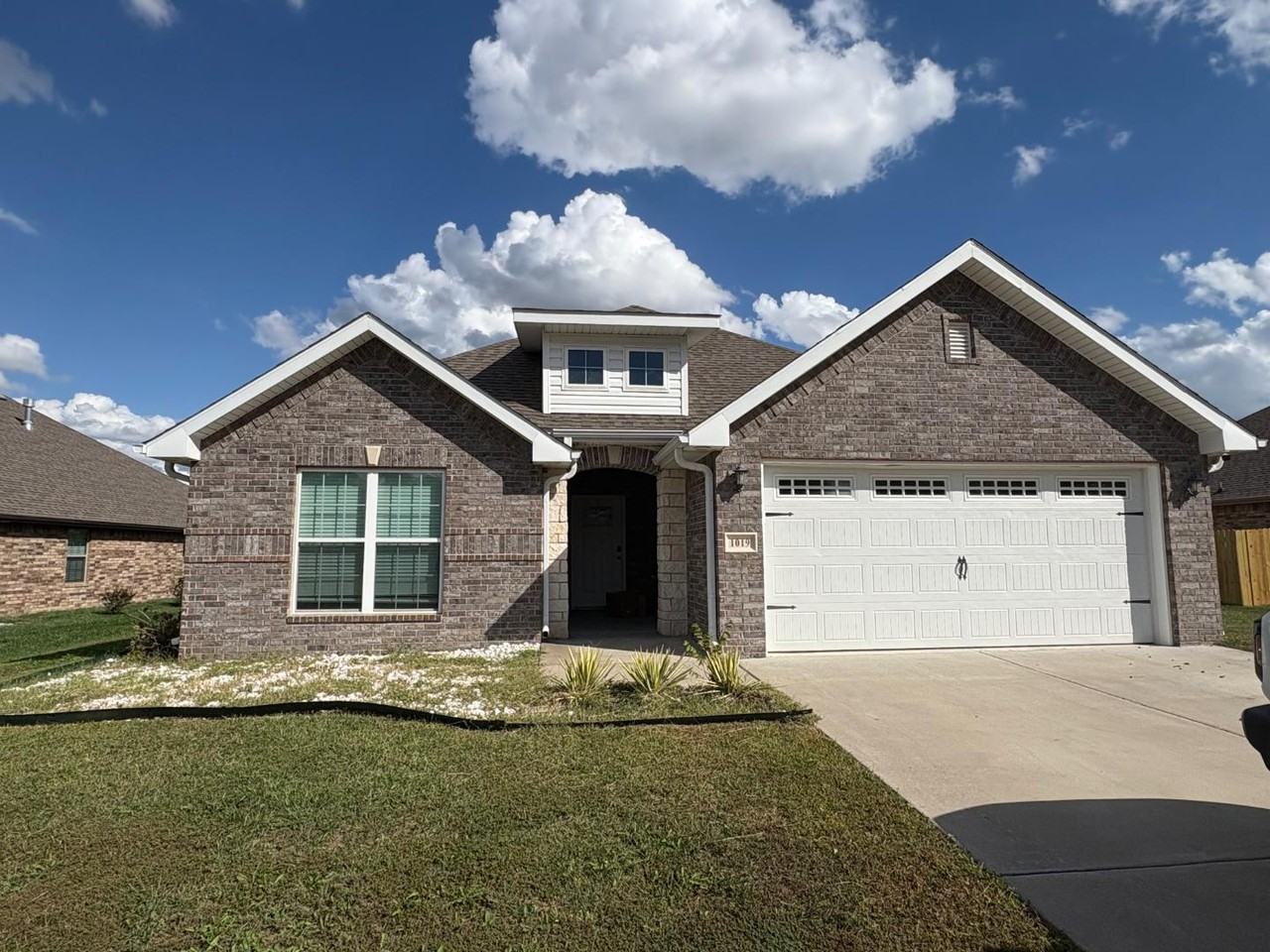 1019 Lakeview Dr - Photo 2 of 20