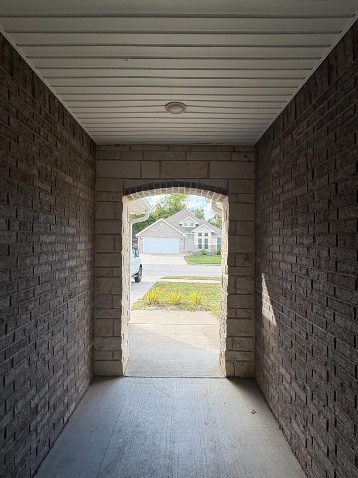 1019 Lakeview Dr - Photo 3 of 20