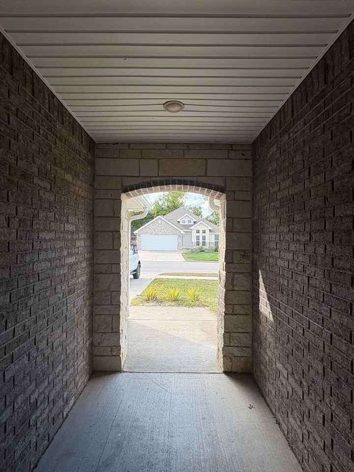 1019 Lakeview Dr - Photo 4 of 20