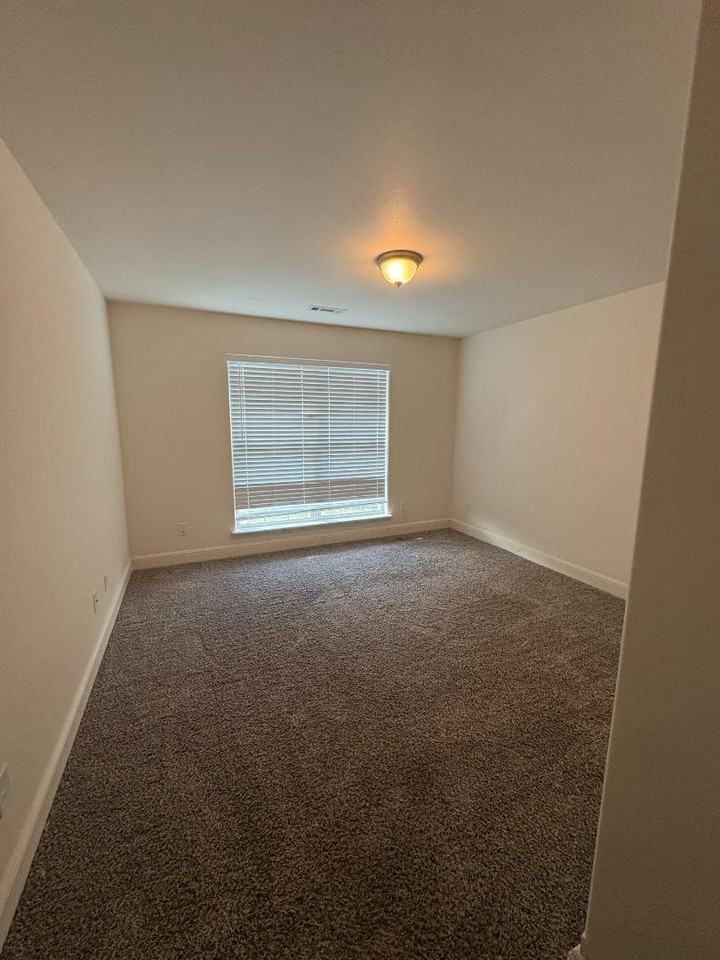1019 Lakeview Dr - Photo 6 of 20