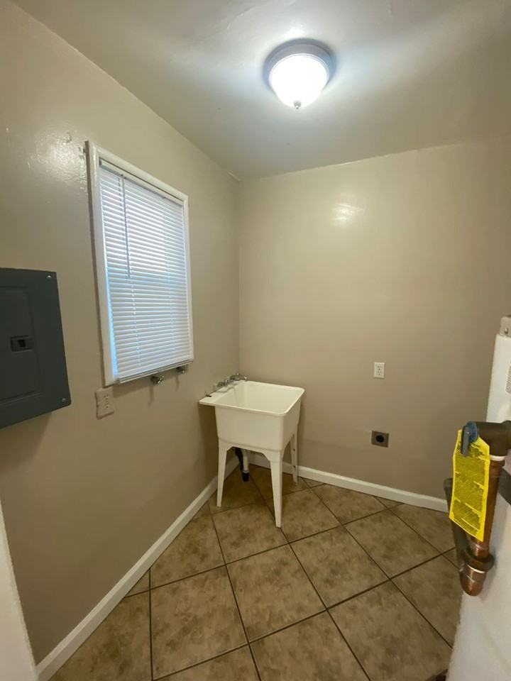 F03228 - Photo 2 of 15