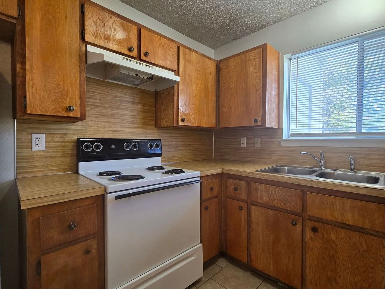 1309 Quail Cir #B - Photo 3 of 15