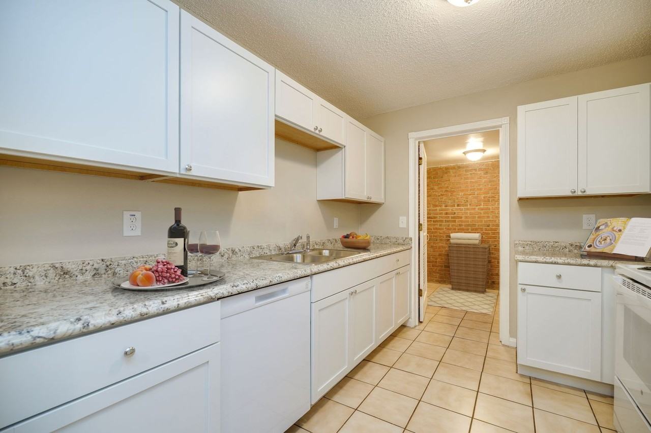 Summit Crossing Apartments – Spacious Living with Pool, Laundry, and a Prime Location - Photo 5 of 26