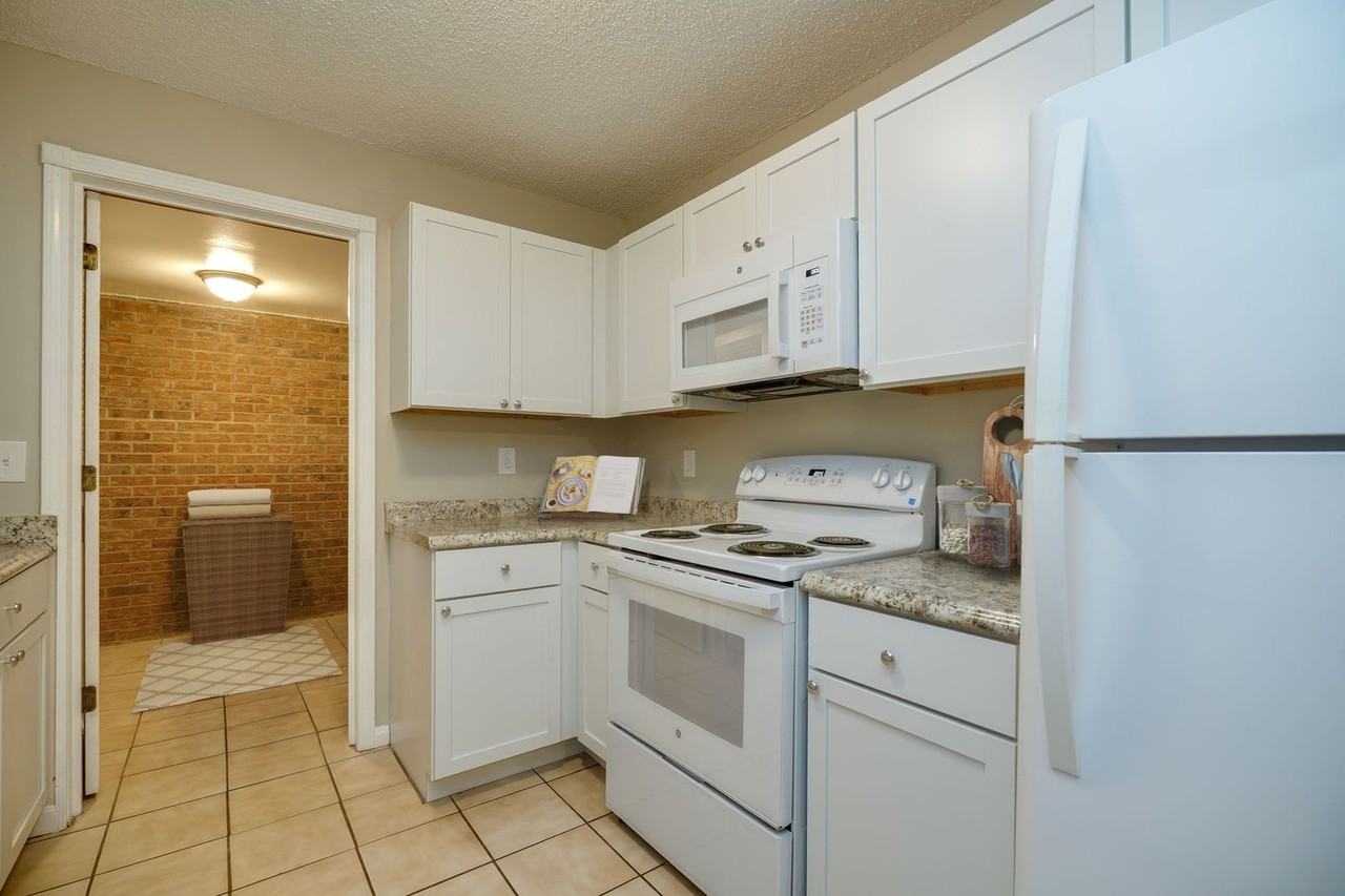 Summit Crossing Apartments – Spacious Living with Pool, Laundry, and a Prime Location - Photo 6 of 26