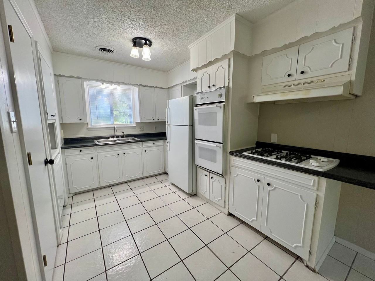 708 8th Street - Photo 5 of 19