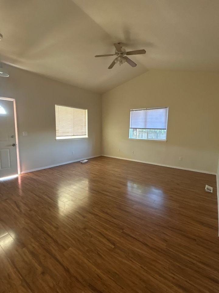 309 E D St - Photo 2 of 10