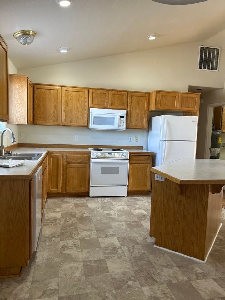309 E D St - Photo 3 of 10