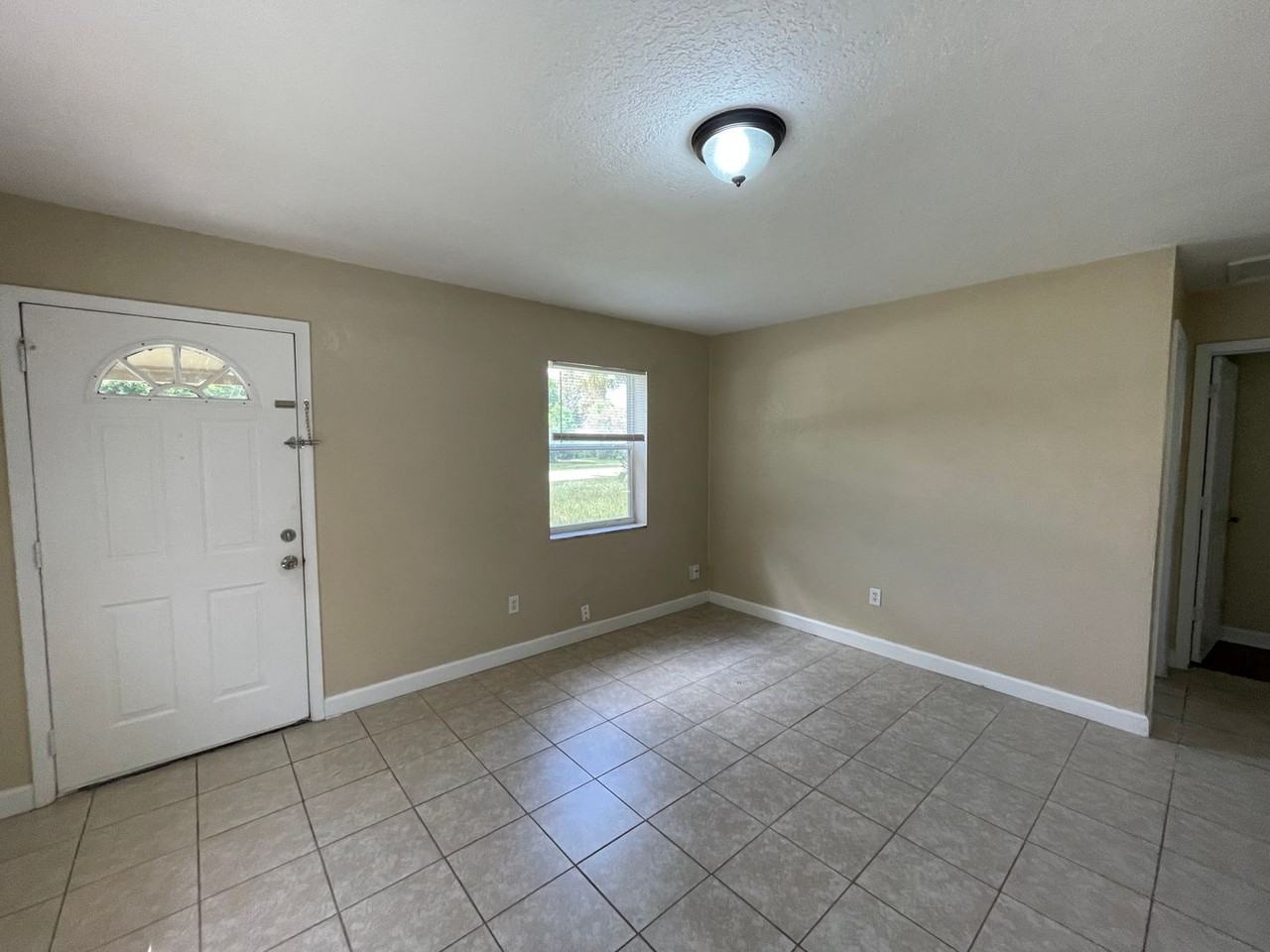 832 Rockhill St - Photo 2 of 13